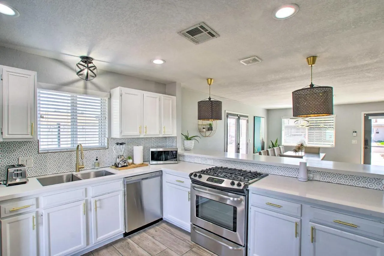 Charming Phoenix Home With Patio About 3 Miles To Dtwn! 度假居