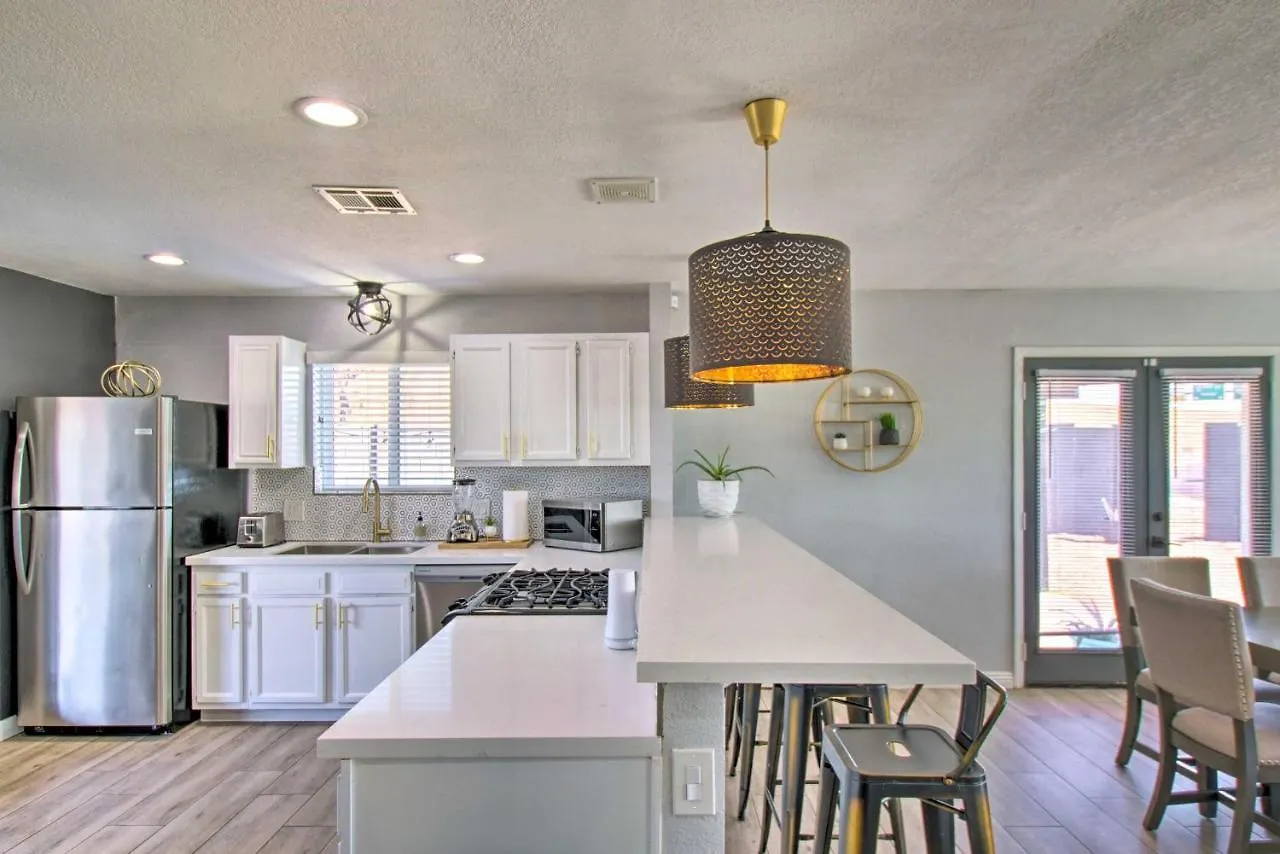 Charming Phoenix Home With Patio About 3 Miles To Dtwn! Holiday home